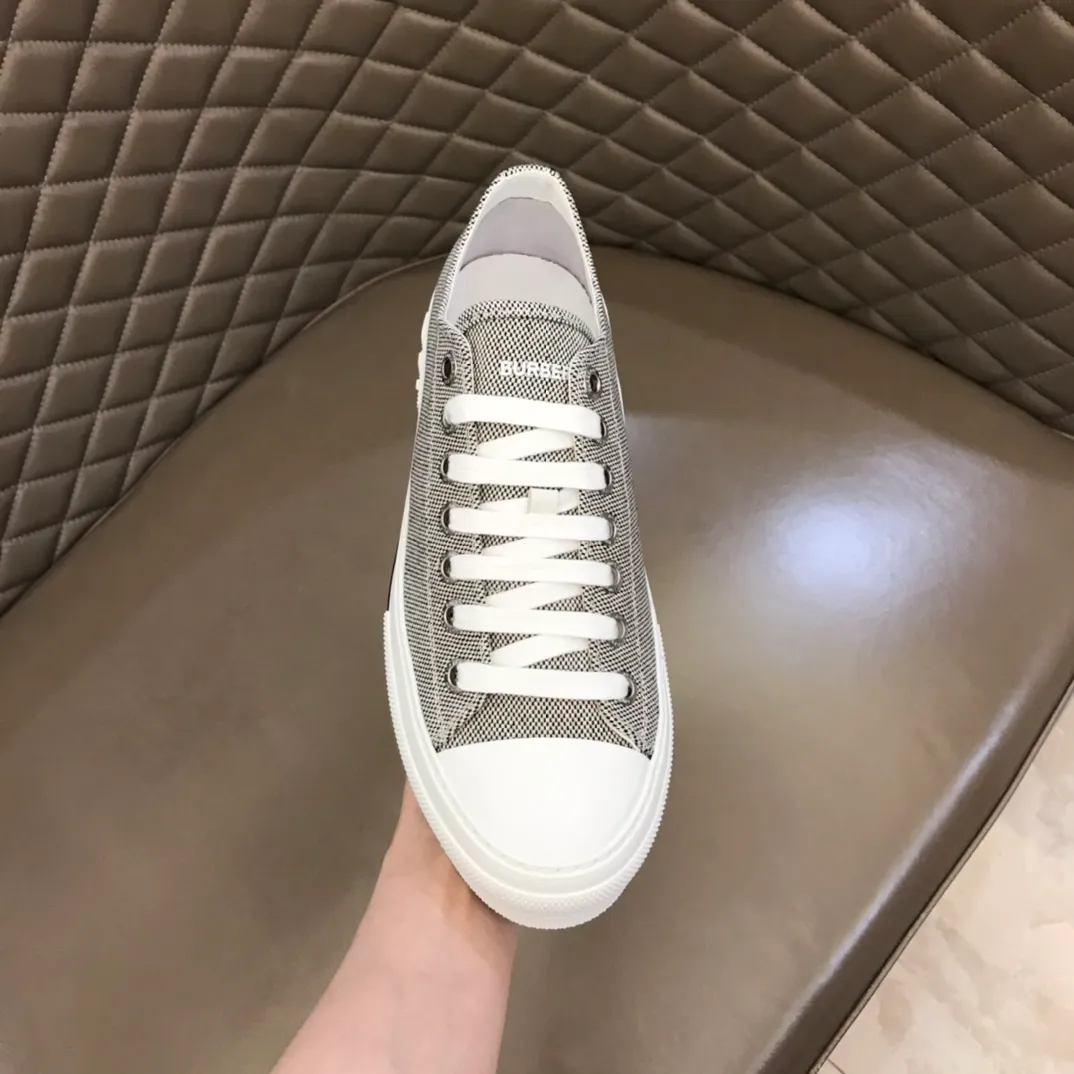 Men's Shoes 💰380 B's men's classic low-top sneakers are reinterpreted in Vintage checkered cotton material and decorated with a new brand logo. First-grain cowhide lining, embossed Burberry lettering logo on the heel, original outsole! 38-46
